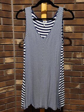 Cable & Gauge Navy and White Striped V-Neck Tank Top - Size Small